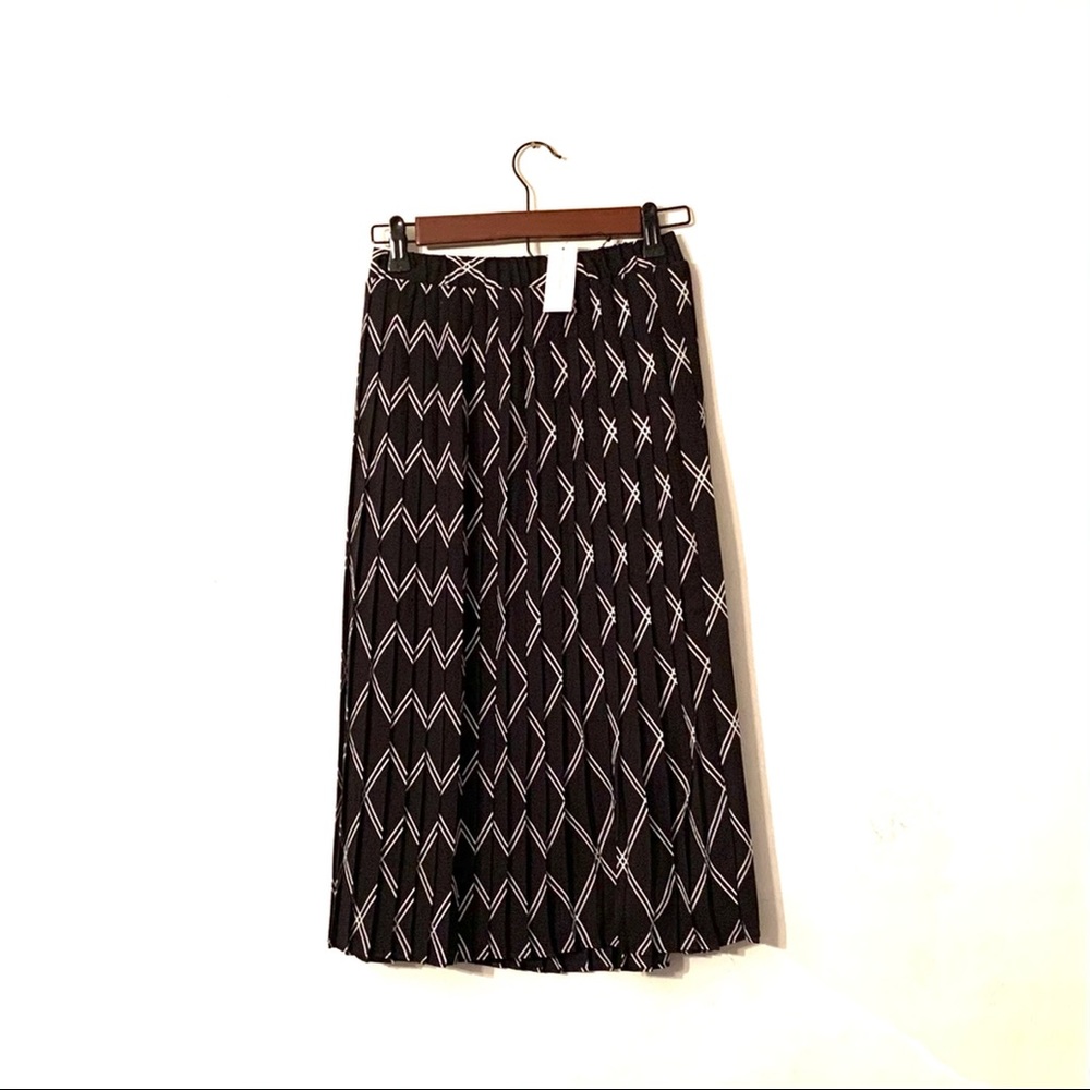 BR Factory Black and White Pleated Skirt